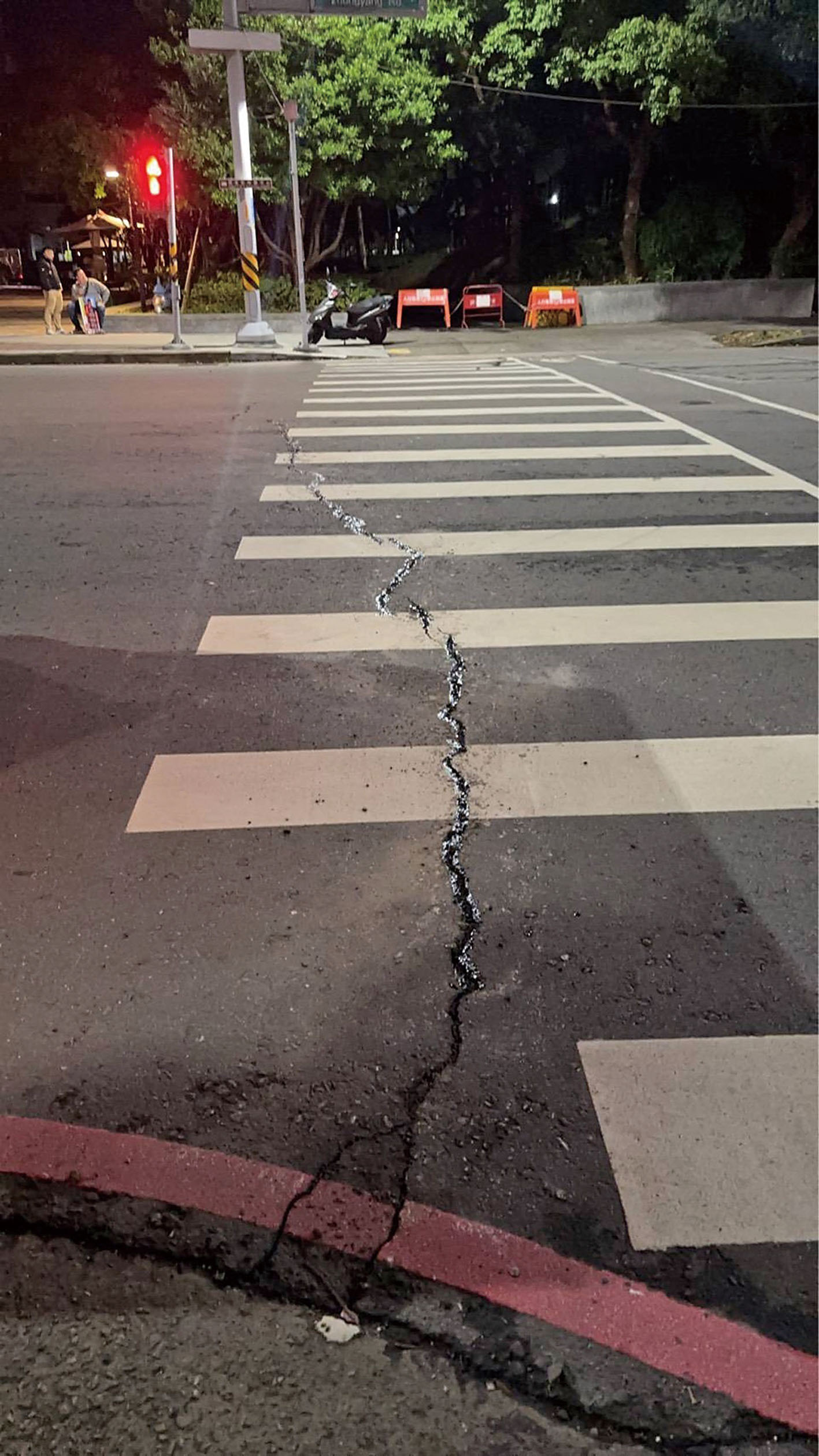 宜蘭外海7級地震造成新北市宏匯廣場前道路裂縫擴大。中央社