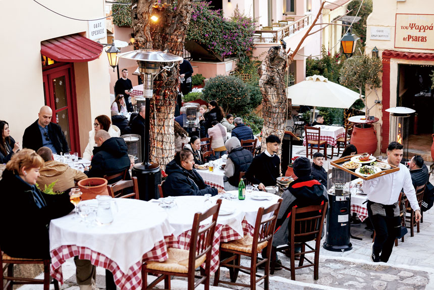 顧客坐在雅典一家露天餐廳用餐。路透社資料圖片