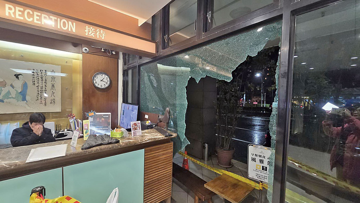 宜蘭礁溪山泉飯店的大廳玻璃因強烈搖晃破裂，所幸無人傷亡。中央社