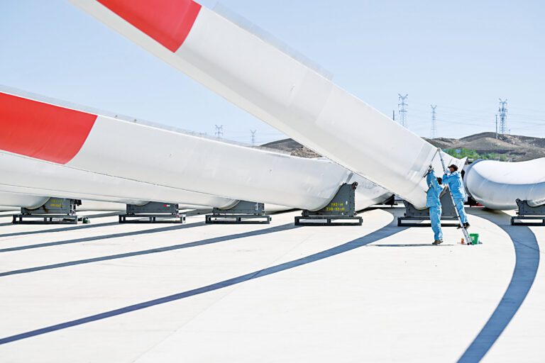 稀土是風電設備、電動車馬達等製造的關鍵礦物。圖為在中國包頭市一家風電設備製造企業，工人給葉片噴漆。新華社資料圖片