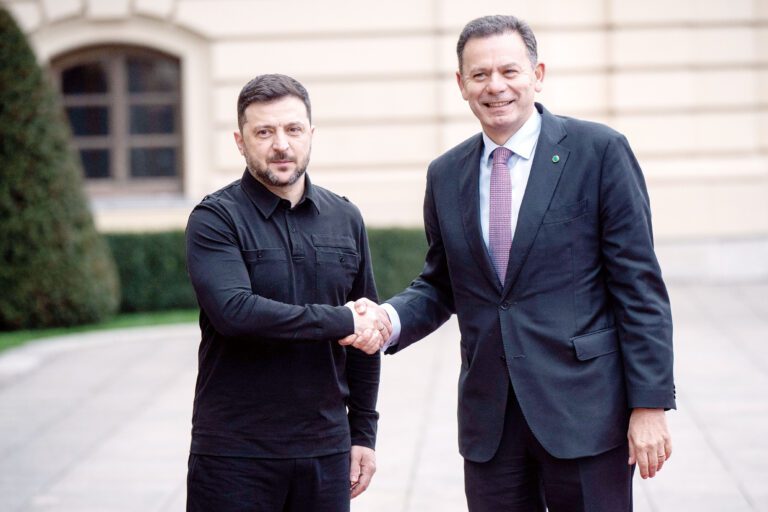 澤連斯基（左）與到訪基輔的葡萄牙總理蒙特內格羅（右）握手。路透社