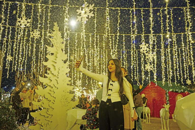 在伊斯坦布爾，有民眾與聖誕裝飾合照。路透社