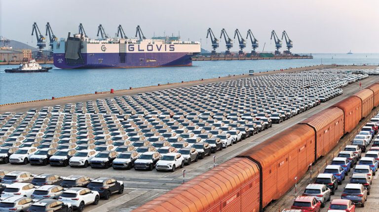 圖為大批中國產汽車在山東港口煙台港等待裝船出口。新華社