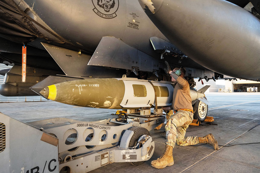 美軍對敘利亞境內數十個IS目標發動大規模空襲,圖為美軍士兵為一架戰鬥機安裝炸彈系統。路透社