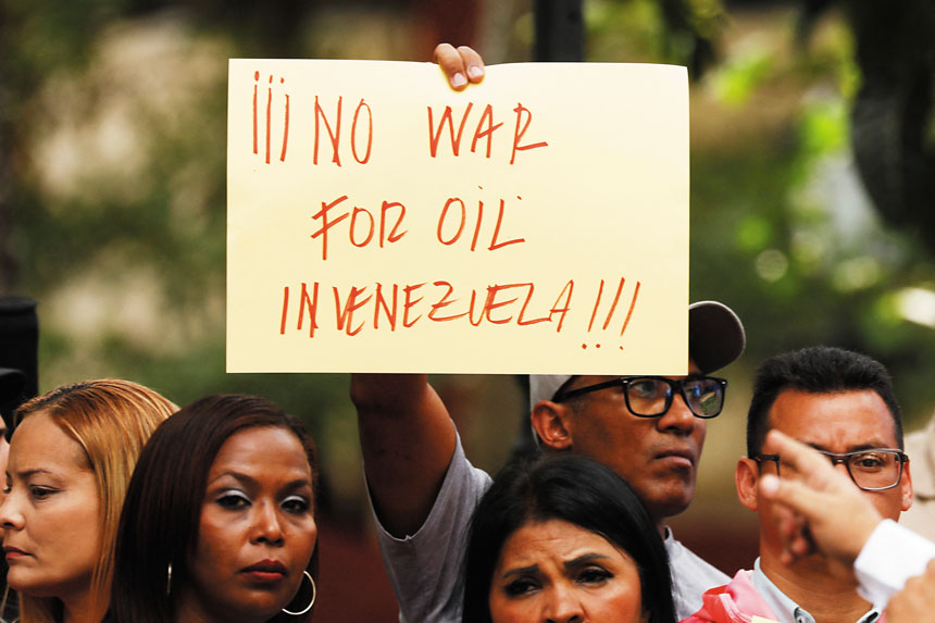 在委內瑞拉，抗議者手持標語牌，反對美國封鎖進出委內瑞拉的油輪。路透社