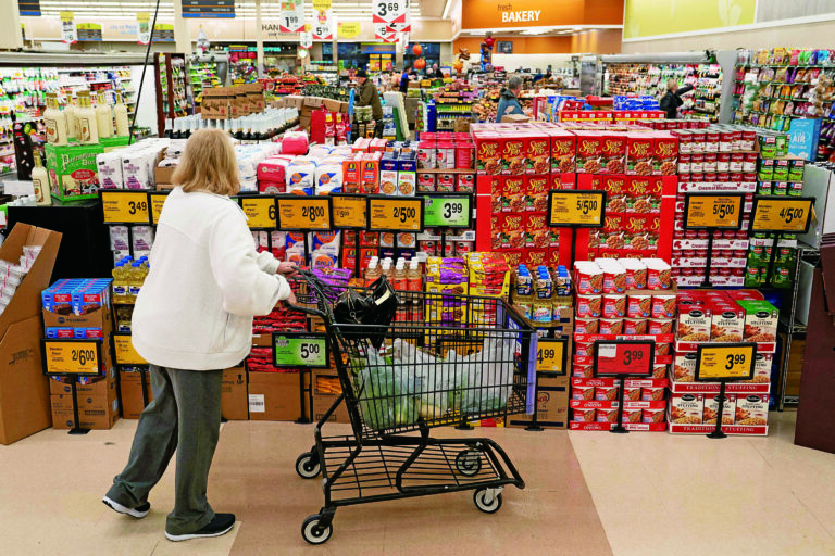 受強勁的居民消費支出拉動，美國三季度經濟增速超出預期。圖為在華盛頓州雷德蒙德，一名顧客在感恩節假期前在超市購物。路透社