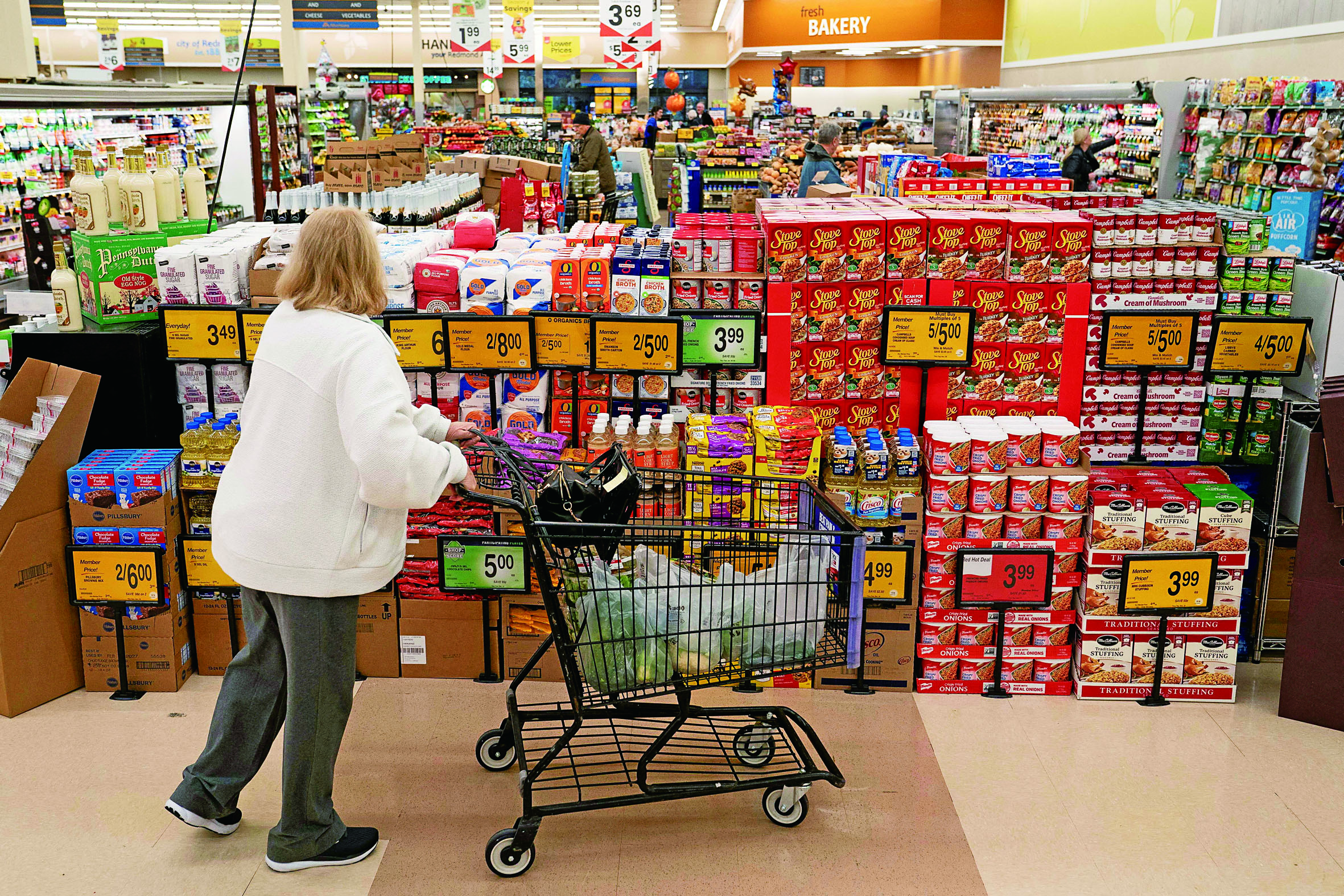 受強勁的居民消費支出拉動，美國三季度經濟增速超出預期。圖為在華盛頓州雷德蒙德，一名顧客在感恩節假期前在超市購物。路透社