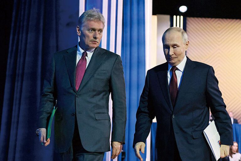 俄羅斯總統新聞秘書佩斯科夫25日表示，俄方將普京的決定繼續與美方溝通最新版俄烏「和平計劃」草案，圖為佩斯科夫與普京近日一起出席記者會。路透社