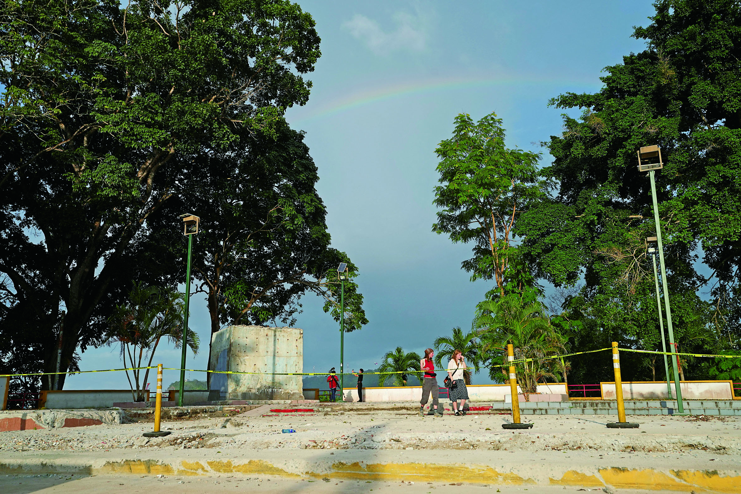 紀念碑等建築被夷為平地。路透社
