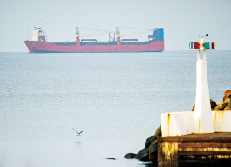 俄羅斯貨船「阿德勒」號北上途中遭遇引擎故障，停泊在瑞典赫加奈斯以北附近海域。路透社