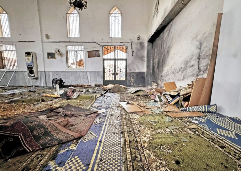 圖為爆炸後清真寺內部損毀情況。路透社