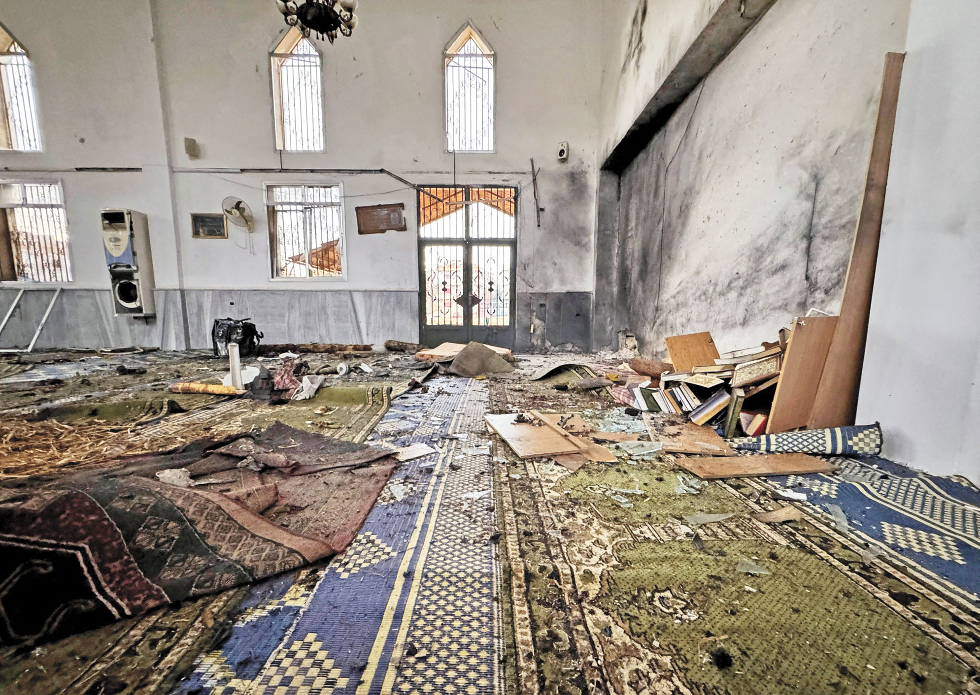 圖為爆炸後清真寺內部損毀情況。路透社