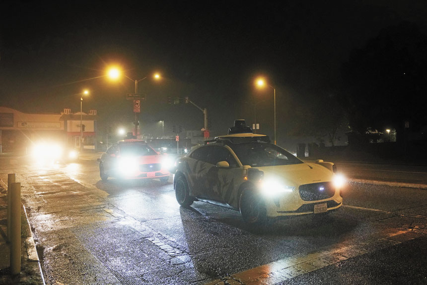 Waymo無人車在三藩市大停電期間難以應對紅綠燈失靈,廣受關注,Waymo稱已發出軟件更新。美聯社資料圖片