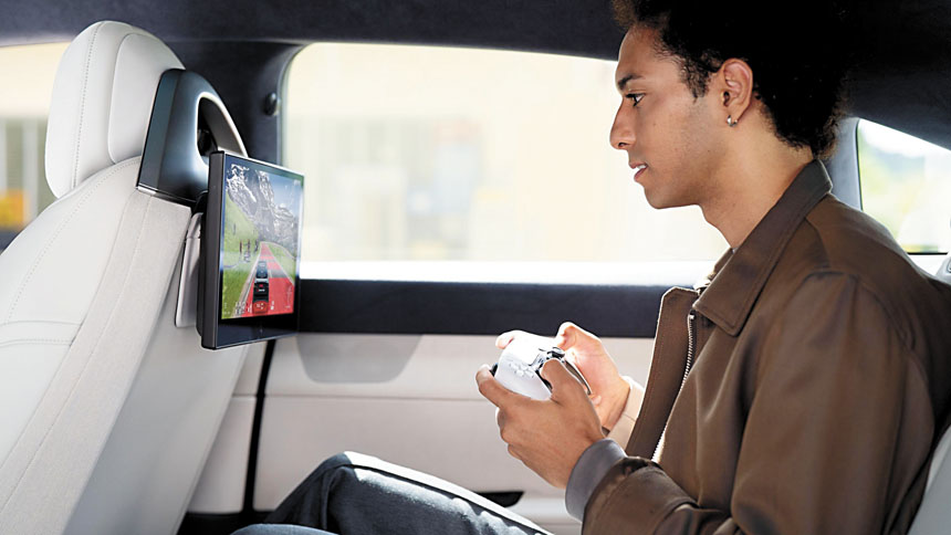 乘客可在Afeela電動車上玩PS遊戲。Sony Honda Mobility