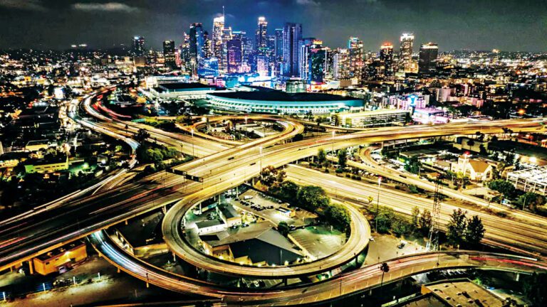 位於洛杉磯市中心以西的10號110號公路交匯處。洛杉磯時報