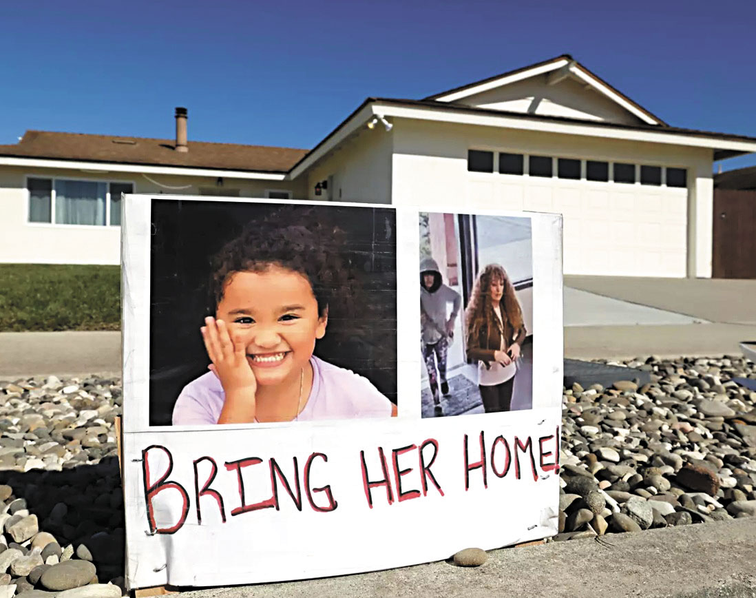 在阿什莉·巴扎德的女兒失踪後，人們在她位於聖塔巴巴拉縣的家門外張貼尋人啟事。洛杉磯時報