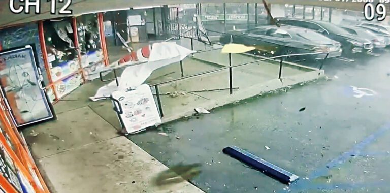 國家氣象局證實聖誕節當天龍捲風曾短暫登陸洛杉磯。NBC4電視畫面