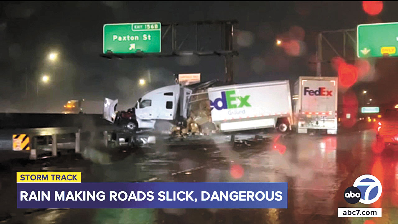 有一起涉及聯邦快遞半掛卡車的事故發生在 5 號公路北向靠近118 號公路交匯處。abc 7