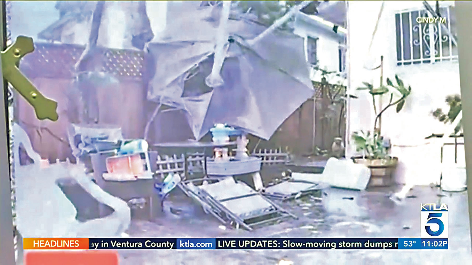 有住宅受到龍捲風破壞。KTLA電視畫面