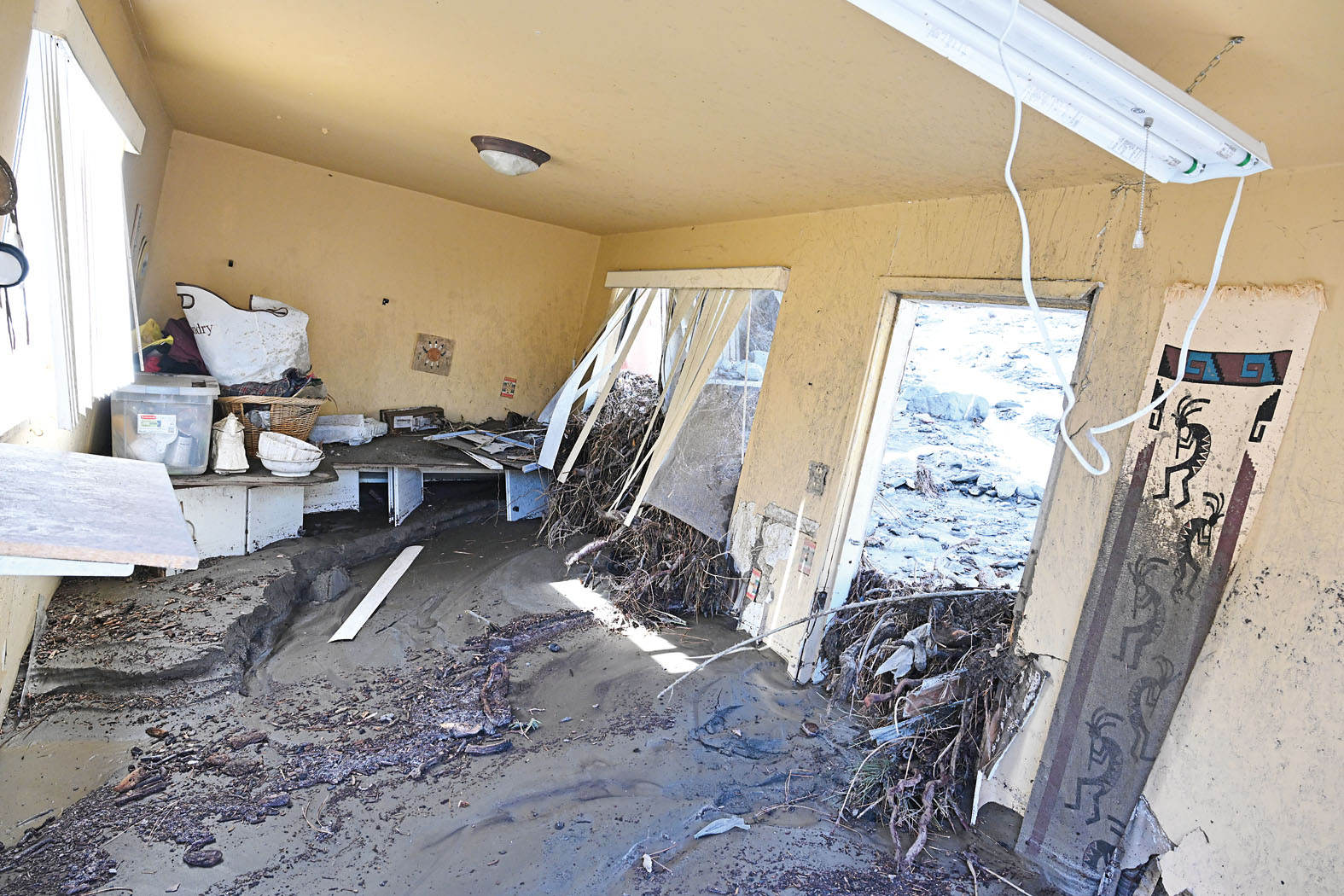 暴風雨引發山泥傾瀉,泥土湧進民居內。美聯社