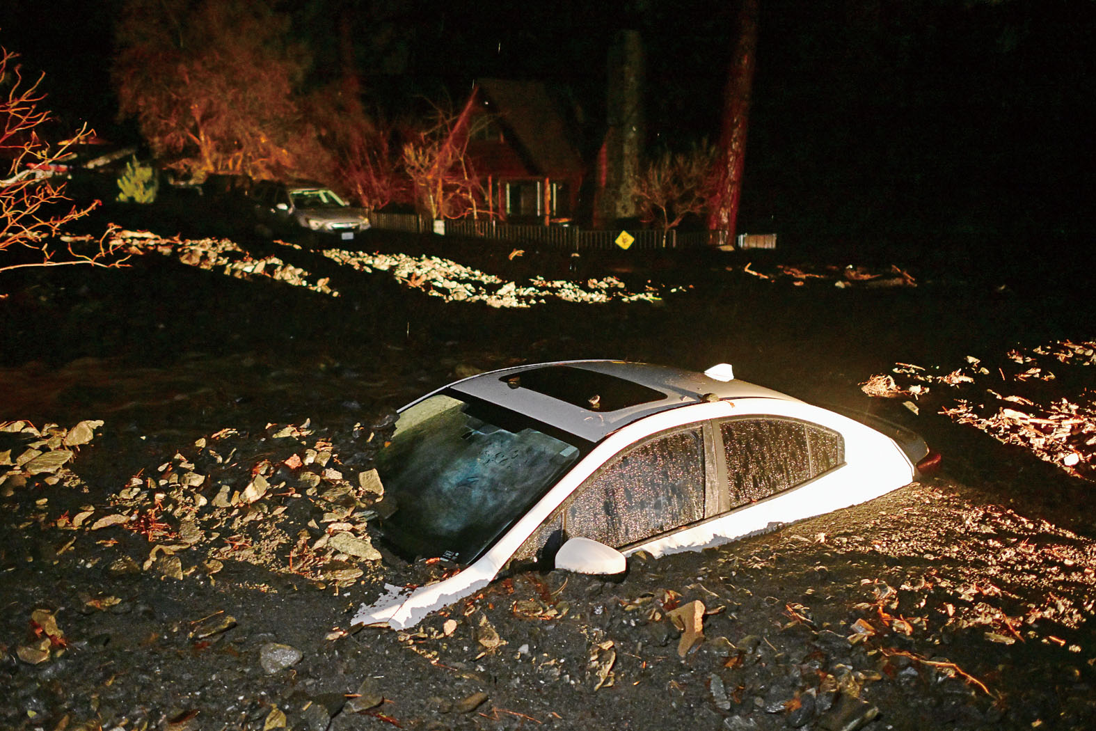 洪水引發山泥傾瀉,賴特伍德平安夜一輛汽車被泥土掩埋。美聯社