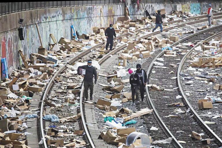 2022年1月份，林肯高地鐵軌上散落著包裝碎片和從火車車廂被盜的物品，吸引了不少拾荒者。洛杉磯時報