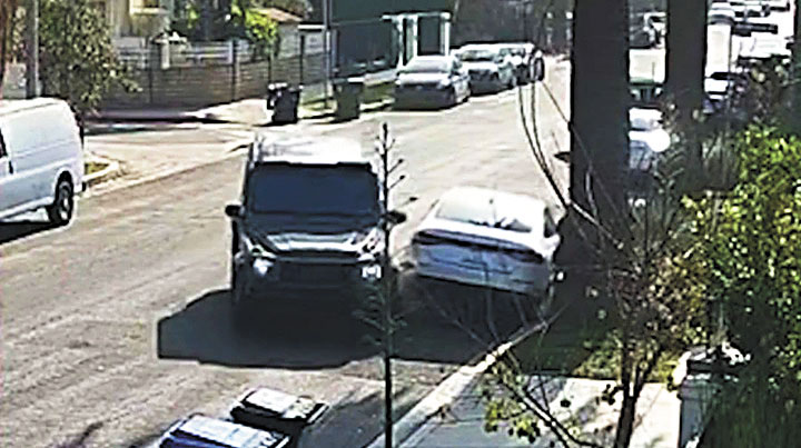 監控畫面拍下洛杉磯一名母親火速趕回住家，駕車撞上竊賊所使用的逃逸車輛。美聯社