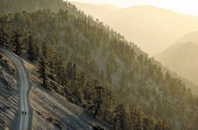 登山者沿著小徑從鮑爾迪山滑雪度假村下來。洛杉磯時報