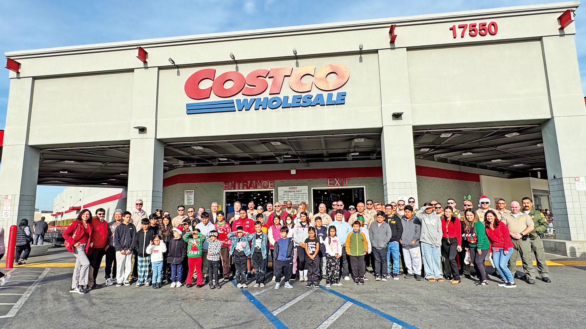 警員、嘉賓與孩子們大合照。記者陸新攝