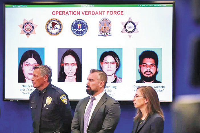 在新聞發布會上，螢幕上展示四名恐怖襲擊嫌疑人的照片。美聯社