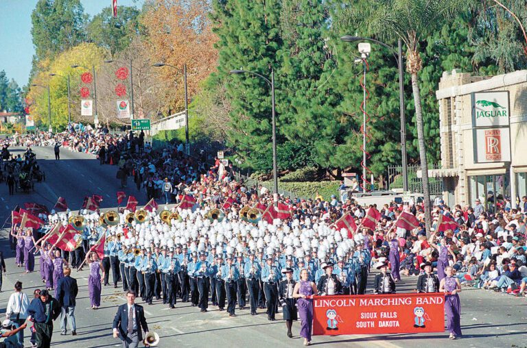 過往的玫瑰花車遊行。美聯社
