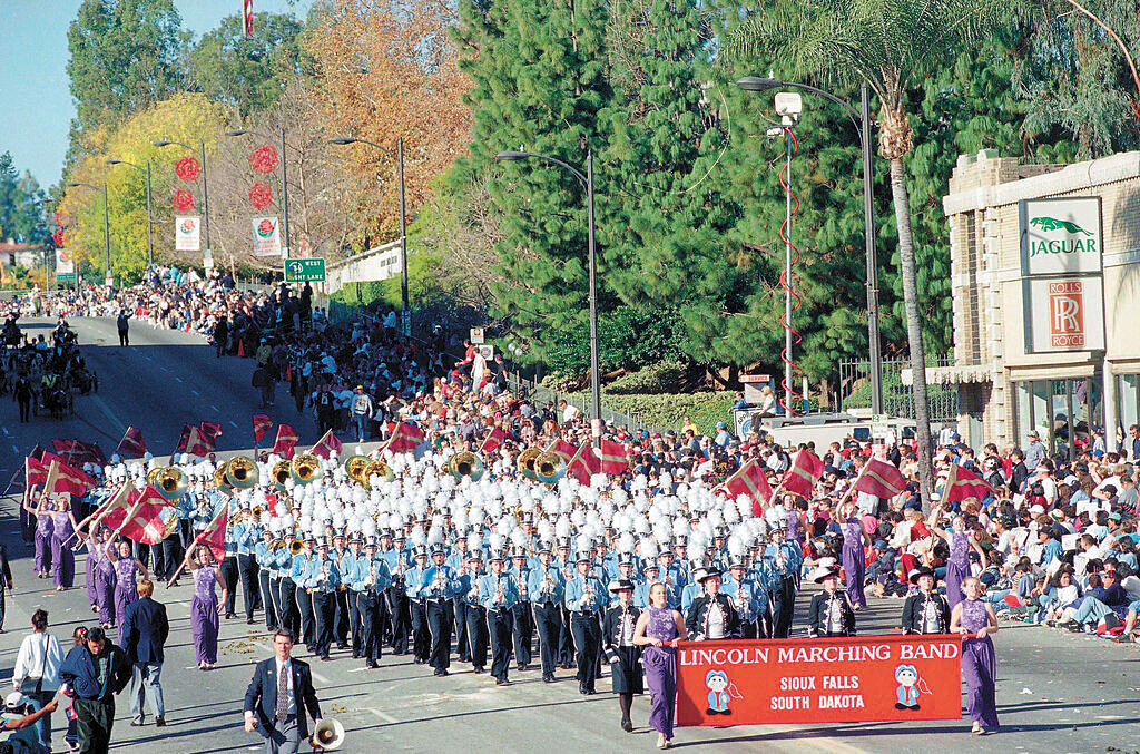 過往的玫瑰花車遊行。美聯社