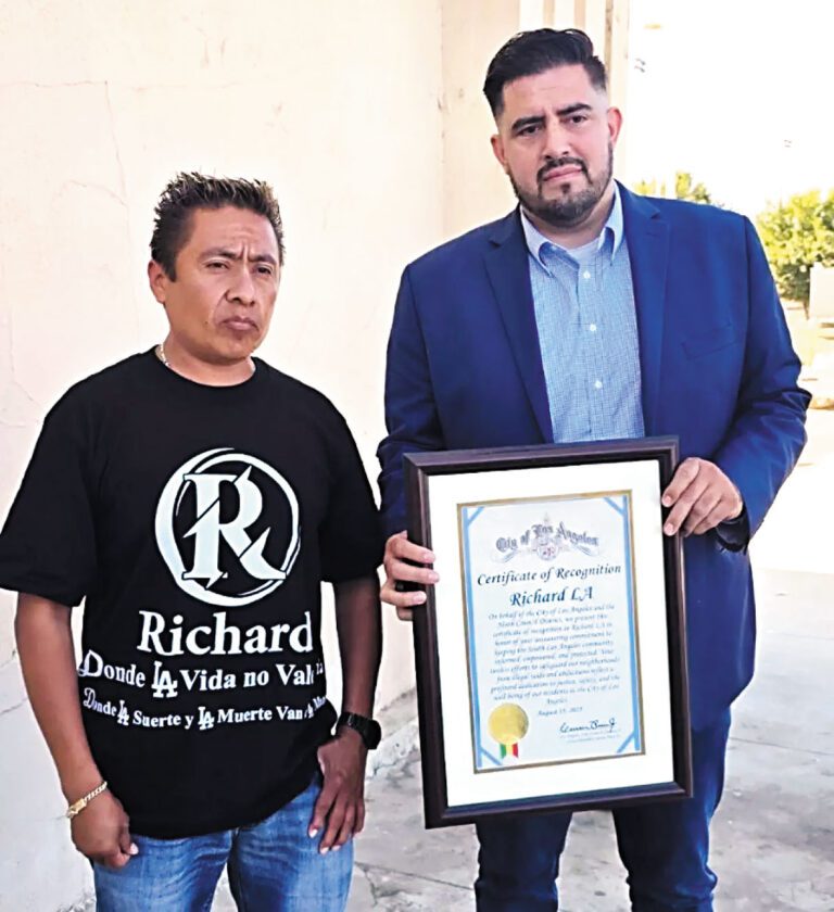 帕里亞斯接受洛杉磯市頒發的表彰證書。洛杉磯時報