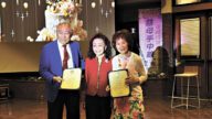 阿罕布拉首位華裔教委黃趙企晨代表加州財務長馬世云為佳音社頒獎。受訪人提供