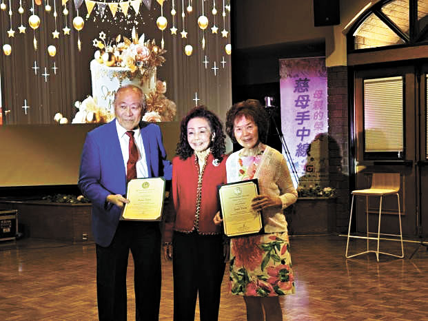 阿罕布拉首位華裔教委黃趙企晨代表加州財務長馬世云為佳音社頒獎。受訪人提供