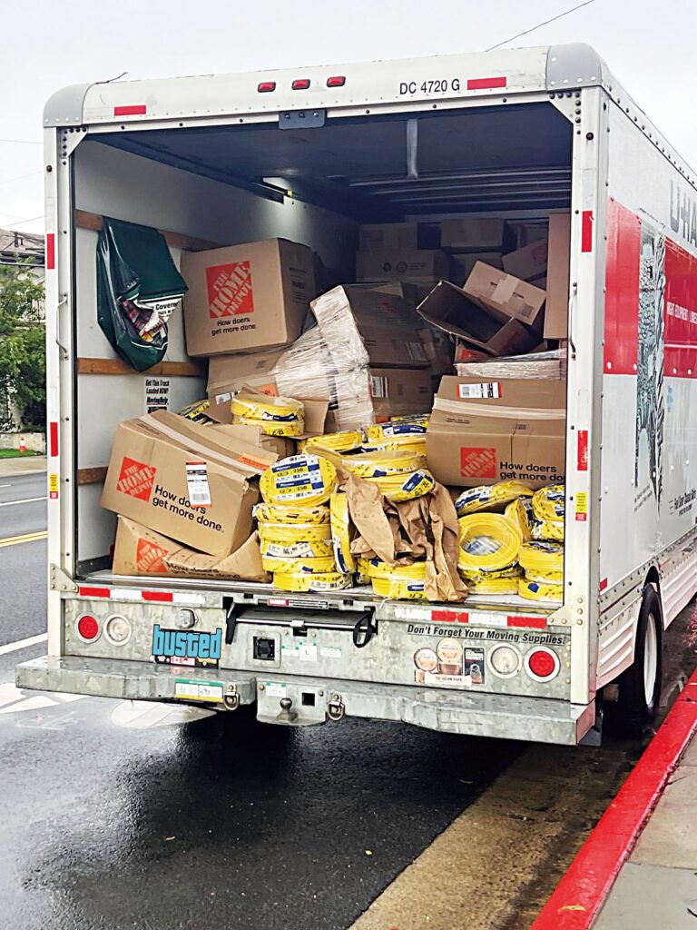 警方聖誕節尋回一輛失竊U-Haul貨車，車上滿載懷疑是賊贓的貨品。艾文戴爾警察局