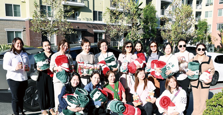 會長張嫻（後排左4）率領姐妹們節日關愛自閉症兒童。受訪人提供