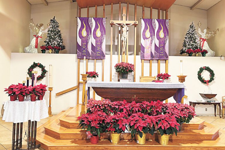 蒙市聖湯瑪斯天主堂洋溢著聖誕氣氛。