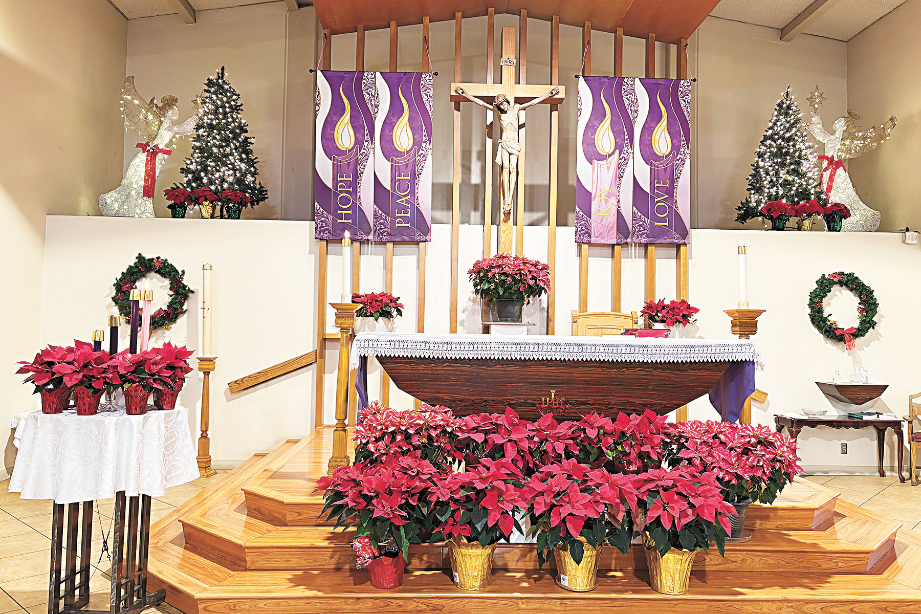 蒙市聖湯瑪斯天主堂洋溢著聖誕氣氛。