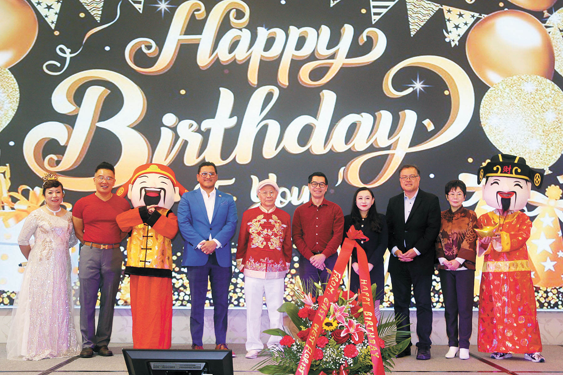 民選官員及僑團首長向陳燦培（左五）賀壽。