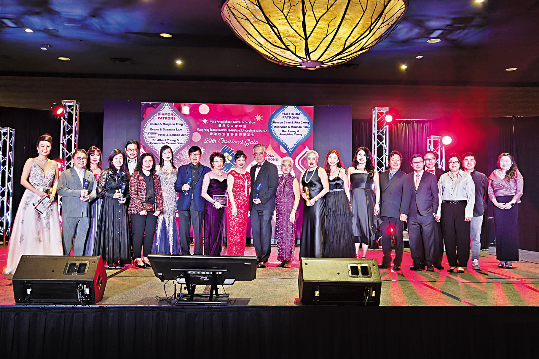 香港校友會聯會理事們大合照。