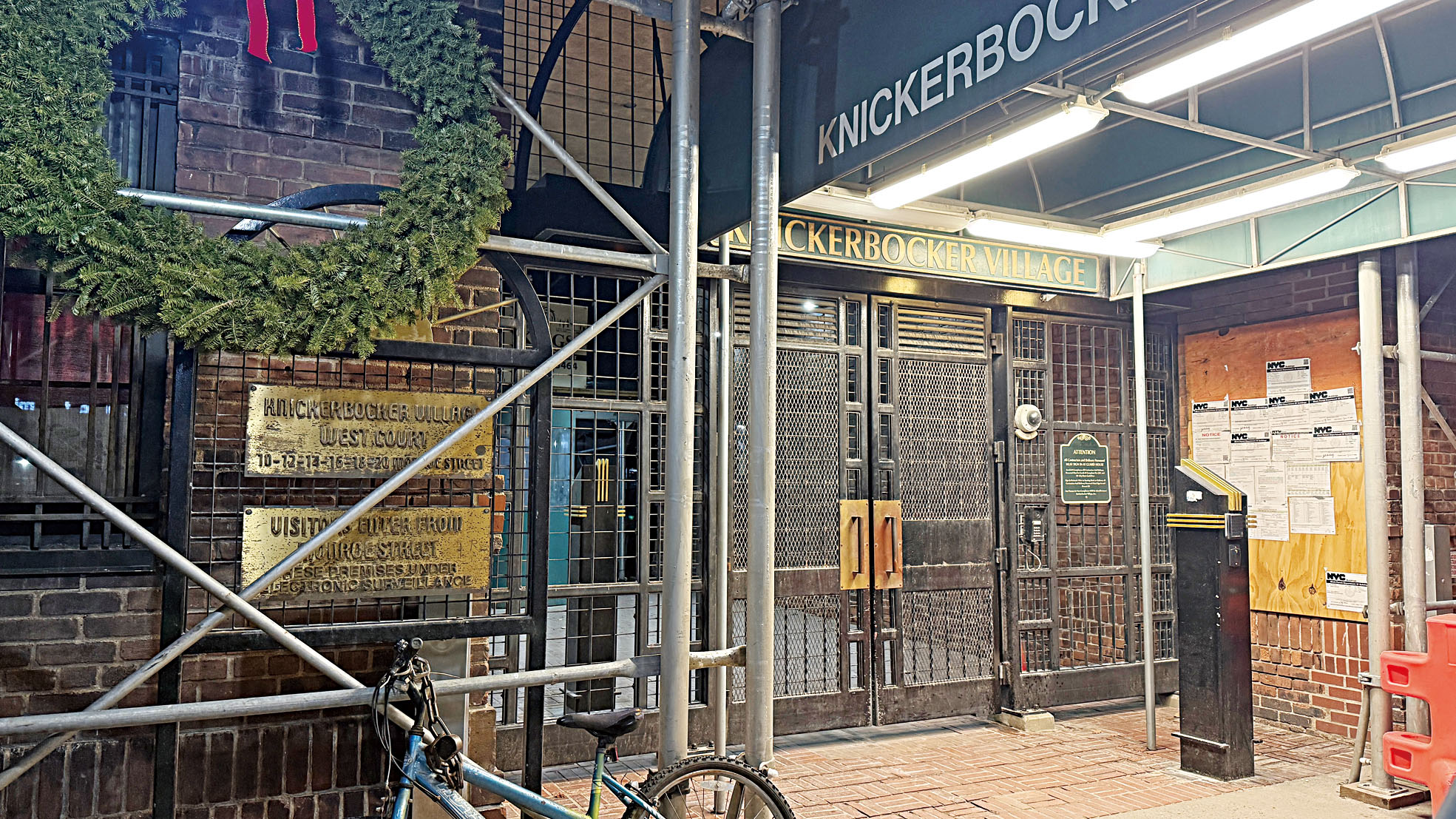 門羅街18號公寓日前發生弒母血案,涉案人員在逃。