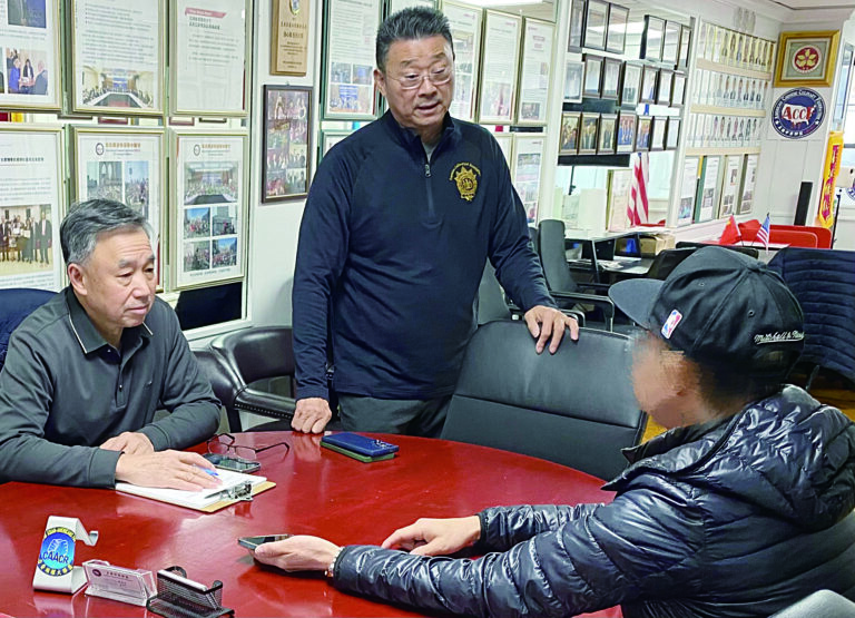 王先生(右)於24日向陳善莊(中)與王孟新(左)求助。張之銘攝