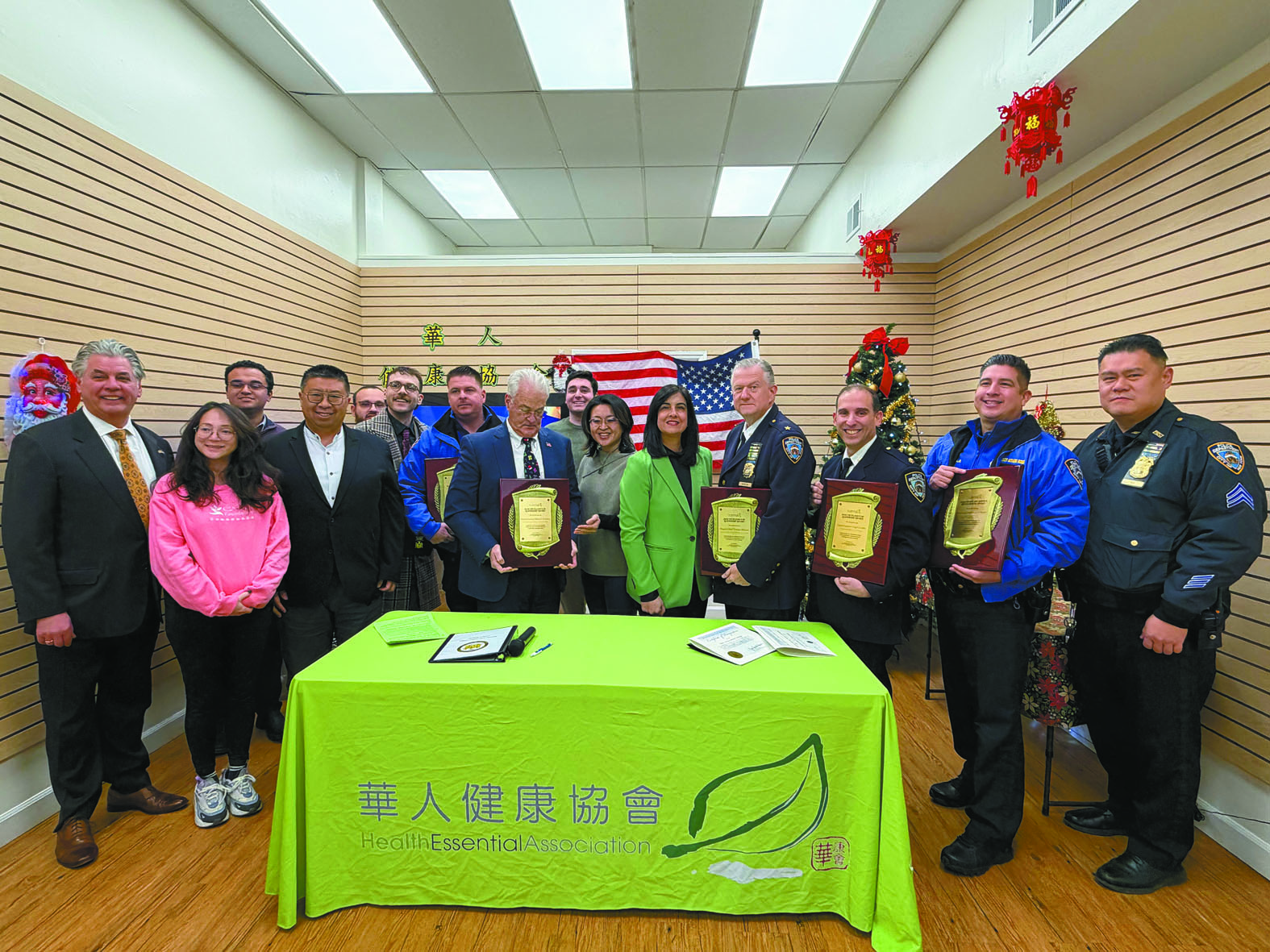 陳麗娜和議員以及得獎警官等。