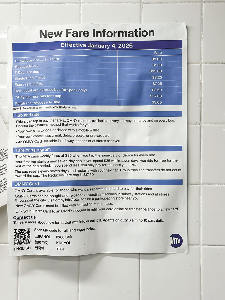 法拉盛緬街地鐵站上貼著新票價告示。