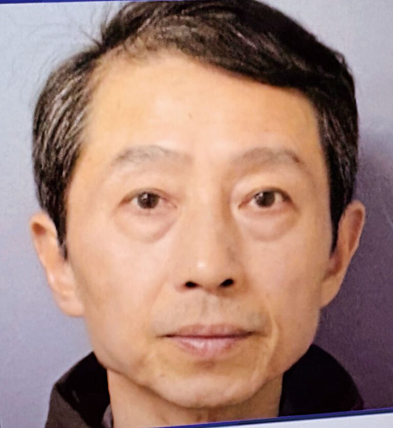 60歲男子楊華被納蘇縣警方控告「公共猥褻」及「危害兒童福祉」兩項罪名。