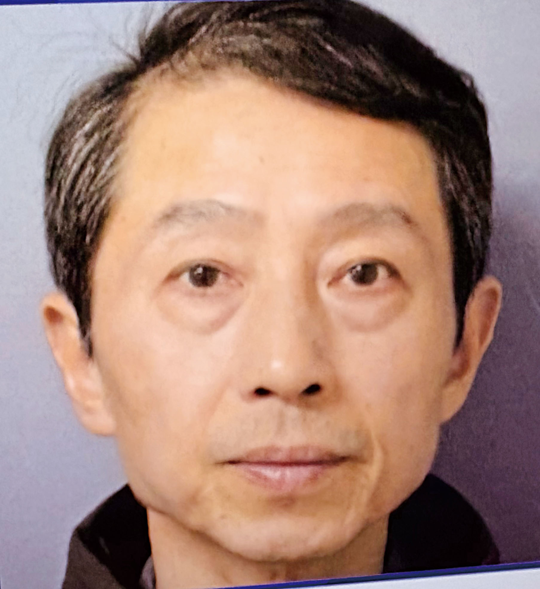 60歲男子楊華被納蘇縣警方控告「公共猥褻」及「危害兒童福祉」兩項罪名。