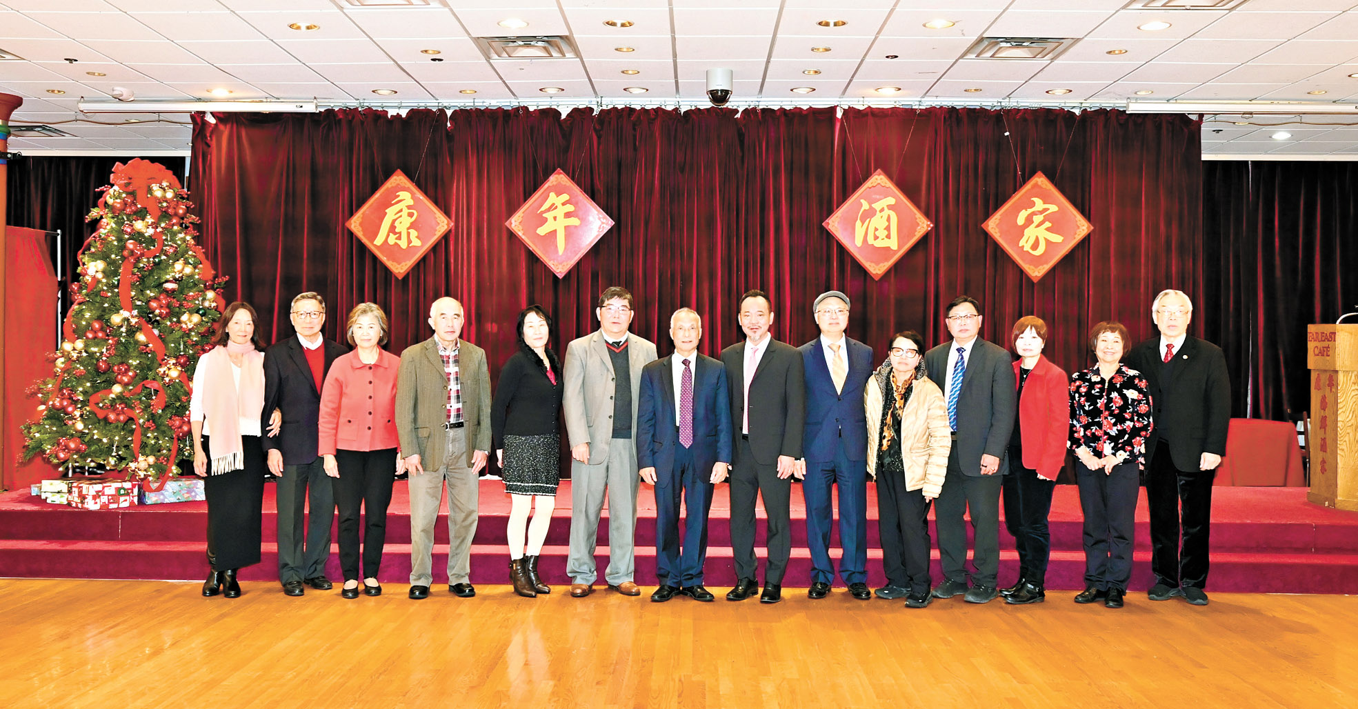 中華總董暨岡州主席張逢濯伉儷、肇慶主席吉鴻雁伉儷、合和主席余健峰伉儷、陽和主席陳國慶伉儷、三邑主席盧炳坤伉儷、人和主席袁耀華伉儷、通事李殿邦伉儷合影。馬紅兵攝