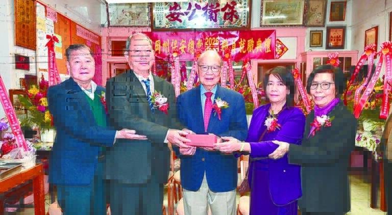 顧問劉志明（中）主持交接，新任總理吳巧文（右2）、副總理林兒（右1）、評議長陳社烈（左1）從滿任總理吳池樂（左2）手中接過印信，履新就職。馬紅兵攝