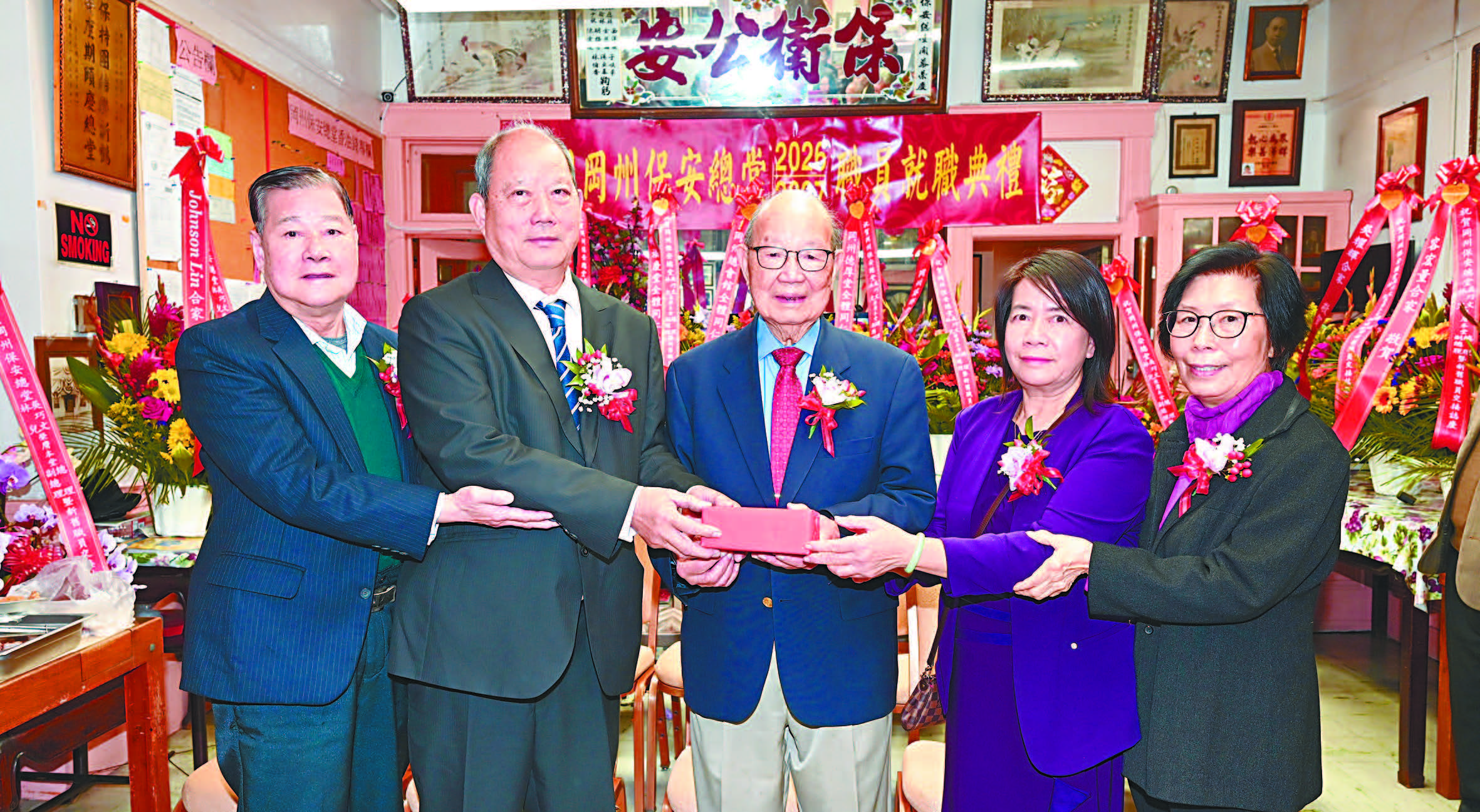 顧問劉志明(中)主持交接,新任總理吳巧文(右2)、副總理林兒(右1)、評議長陳社烈(左1)從滿任總理吳池樂(左2)手中接過印信,履新就職。馬紅兵攝